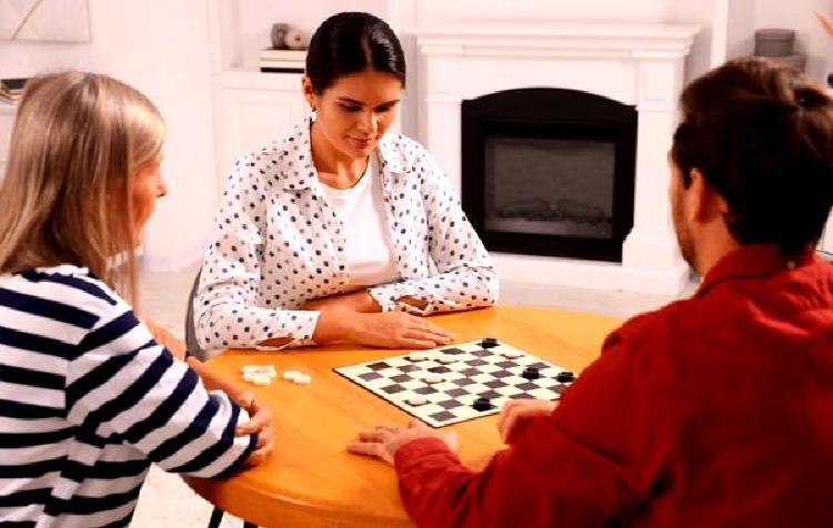 Мастерство игры в шашки: навигация по доске с принятием тактических решений